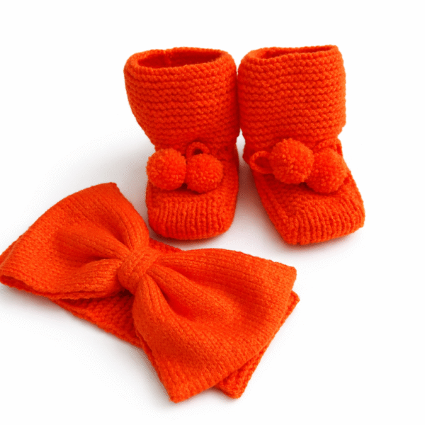 Šiluma mažoms kojytėms ir ausytėms – megztas kūdikio rinkinys