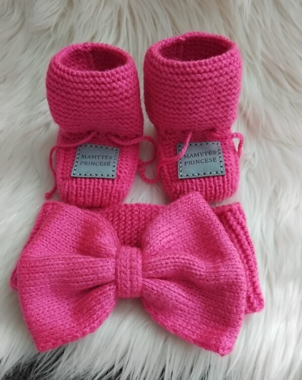 Šiluma mažoms kojytėms ir ausytėms – megztas kūdikio rinkinys
