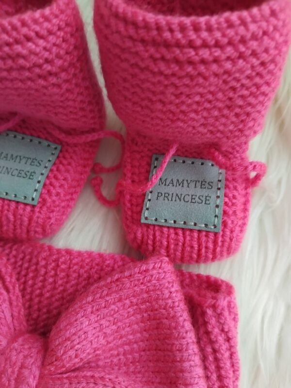 Šiluma mažoms kojytėms ir ausytėms – megztas kūdikio rinkinys