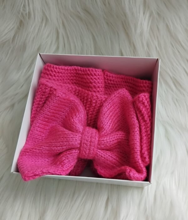 Šiluma mažoms kojytėms ir ausytėms – megztas kūdikio rinkinys