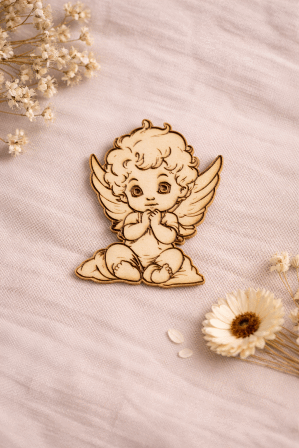 Medinis angeliukas sėdintis