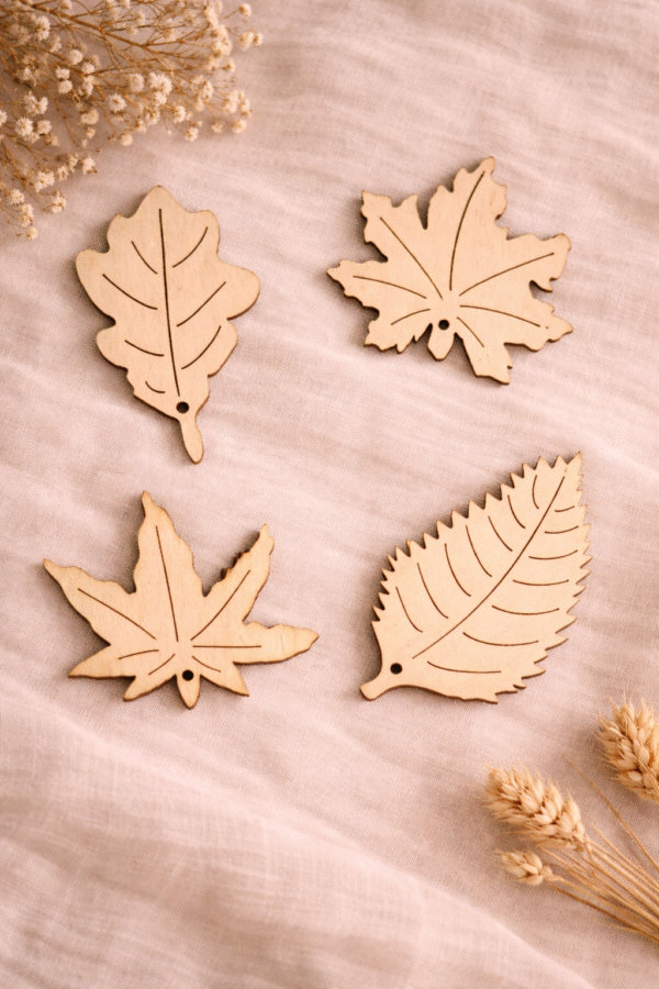Medinės lapų formos dekoracijos