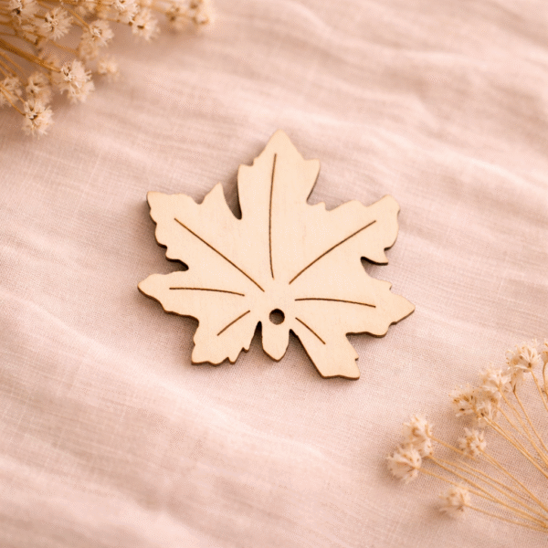 Medinės lapų formos dekoracijos