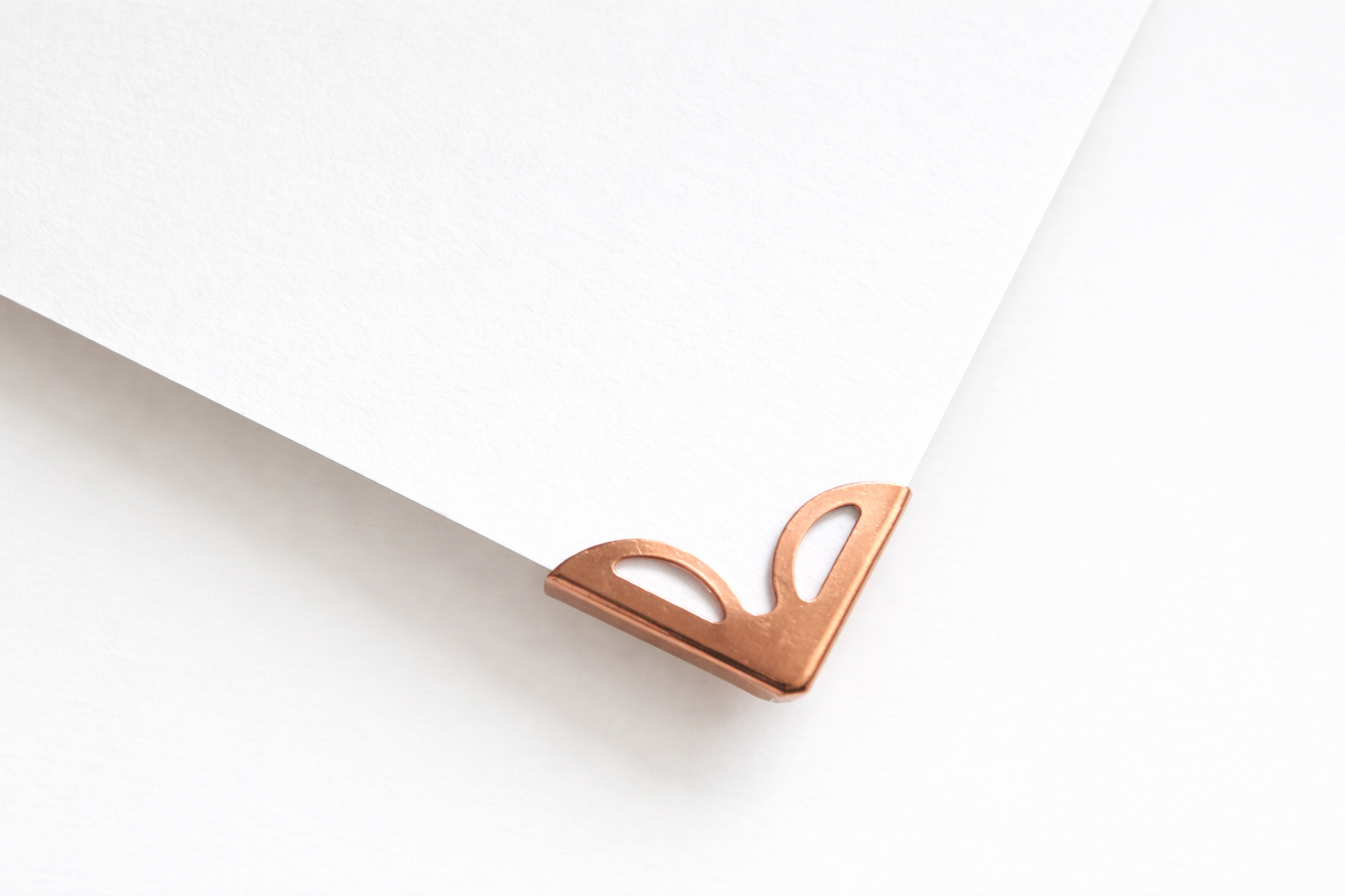 Dekoratyviniai auksiniai geležiniai kampučiai