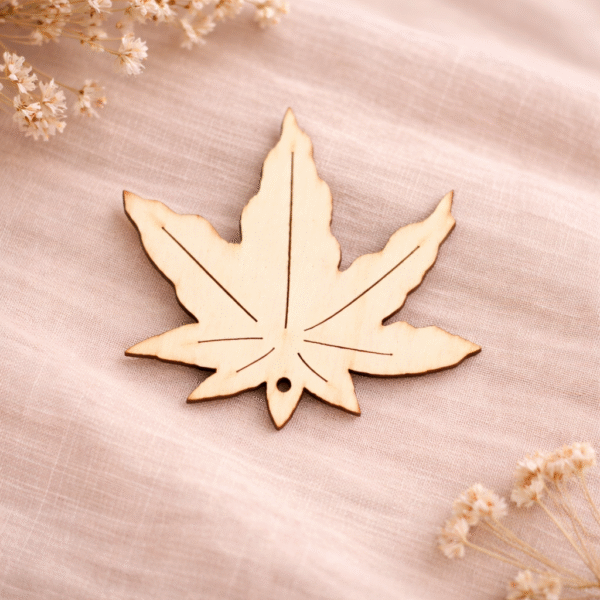 Medinės lapų formos dekoracijos