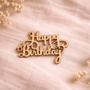 Medinis užrašas „Happy Birthday“