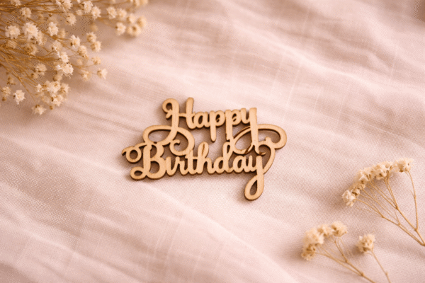 Medinis užrašas „Happy Birthday“