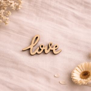 Medinis užrašas „love“