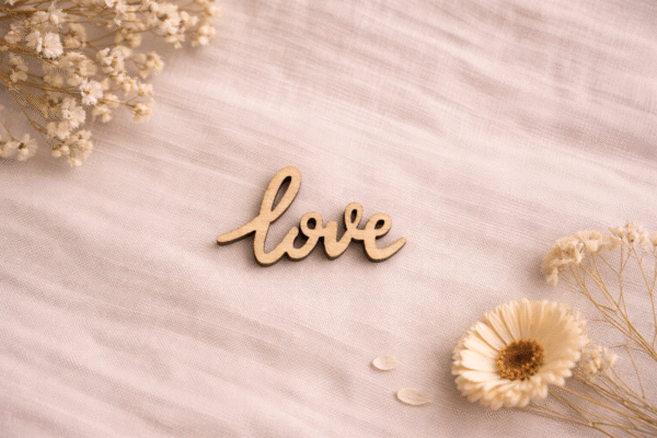 Medinis užrašas „love“