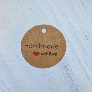 PXL_20250814_132537531 Kraft popieriaus etiketė „Handmade with Love“ (10vnt)
