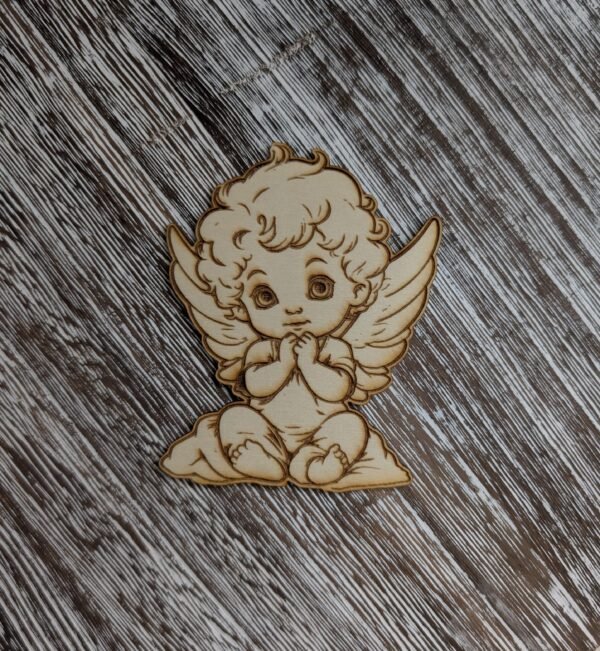 Medinis angeliukas sėdintis