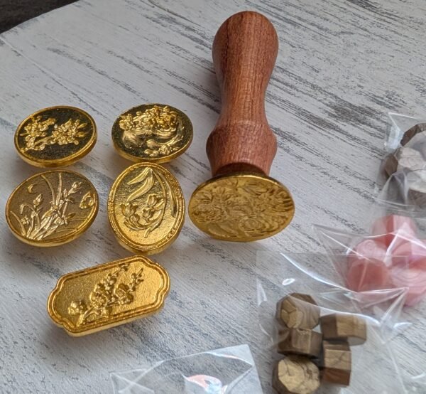 Vaško antspaudų rinkinys su gėlėtais antspaudais