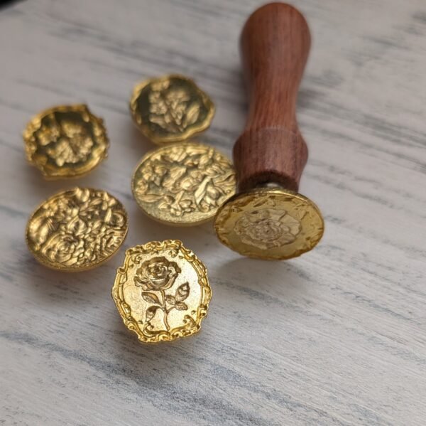 Vaško antspaudų rinkinys su gėlėtais antspaudais