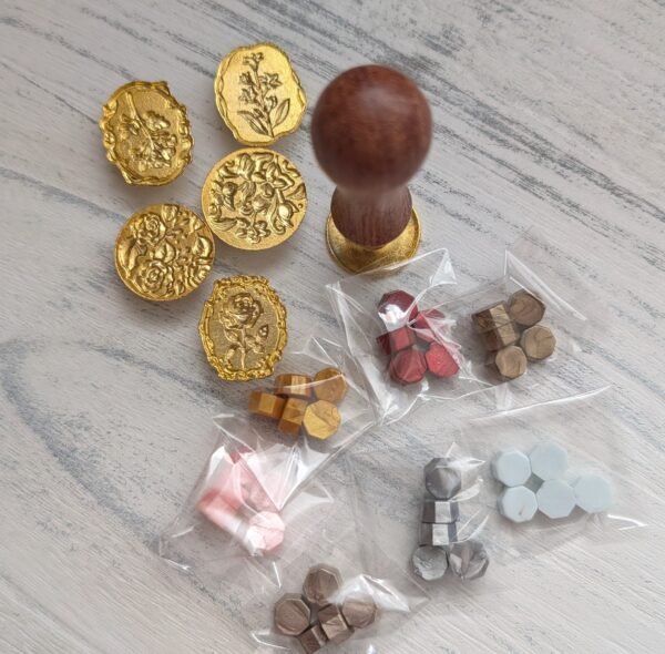 Vaško antspaudų rinkinys su gėlėtais antspaudais