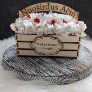 PXL_20250911_064713129 Medinė dėžutė su Raffaello saldainiais