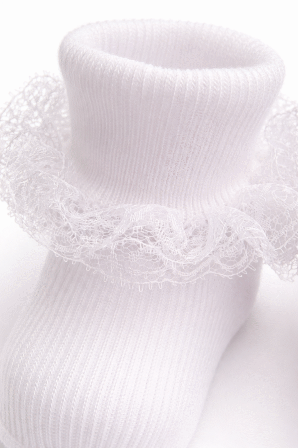 Kūdikių kojinytės krikštynoms su nėriniais