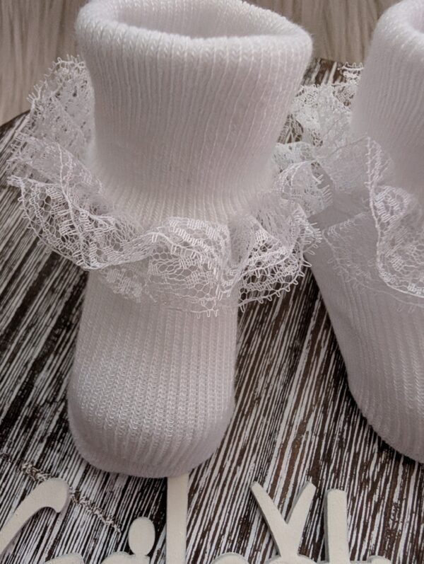 Kūdikių kojinytės krikštynoms su nėriniais