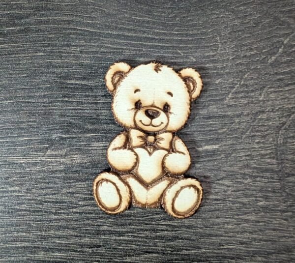 Medinė meškiuko formos dekoracija