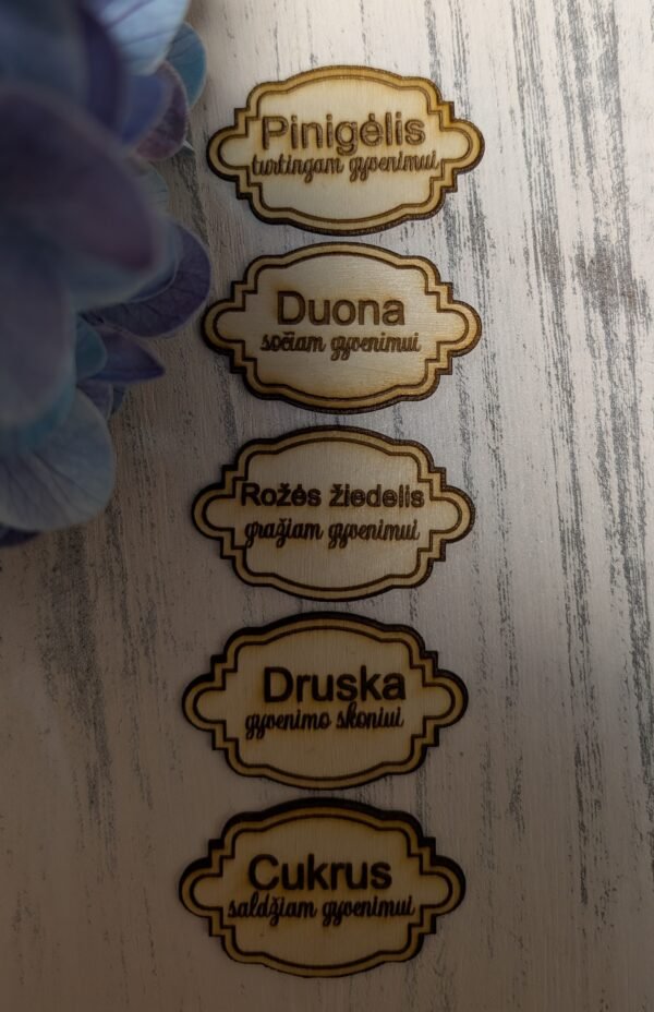 Medinės etiketės su užrašais