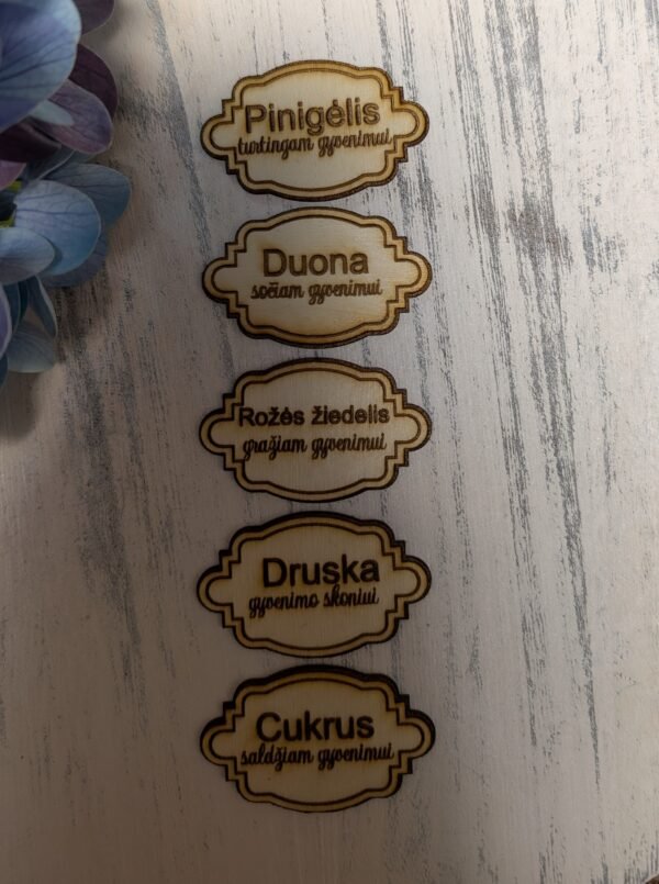 Medinės etiketės su užrašais