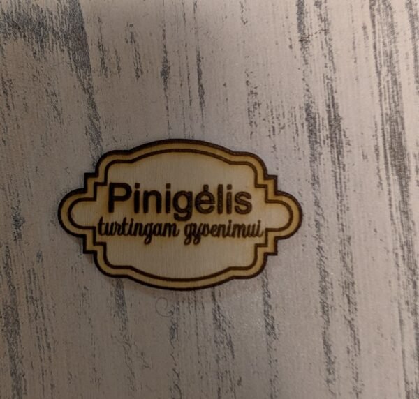 Medinės etiketės su užrašais