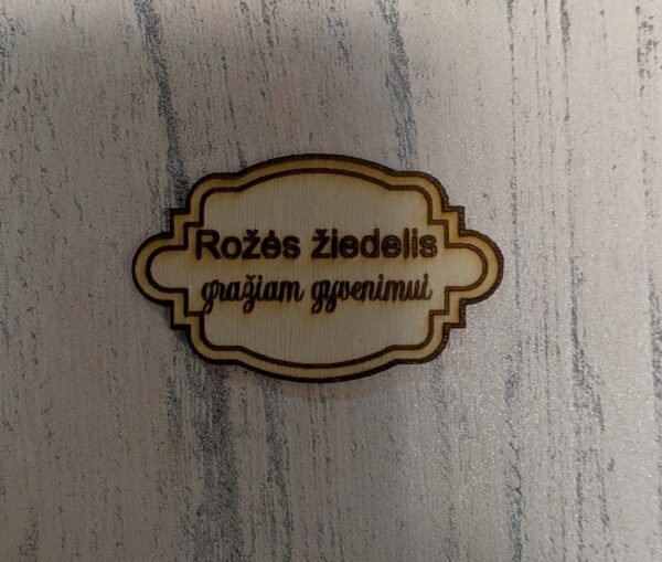 Medinės etiketės su užrašais