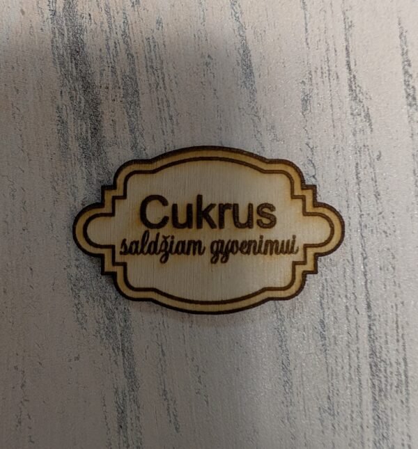 Medinės etiketės su užrašais