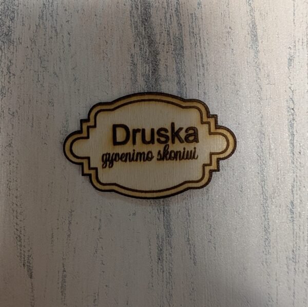 Medinės etiketės su užrašais