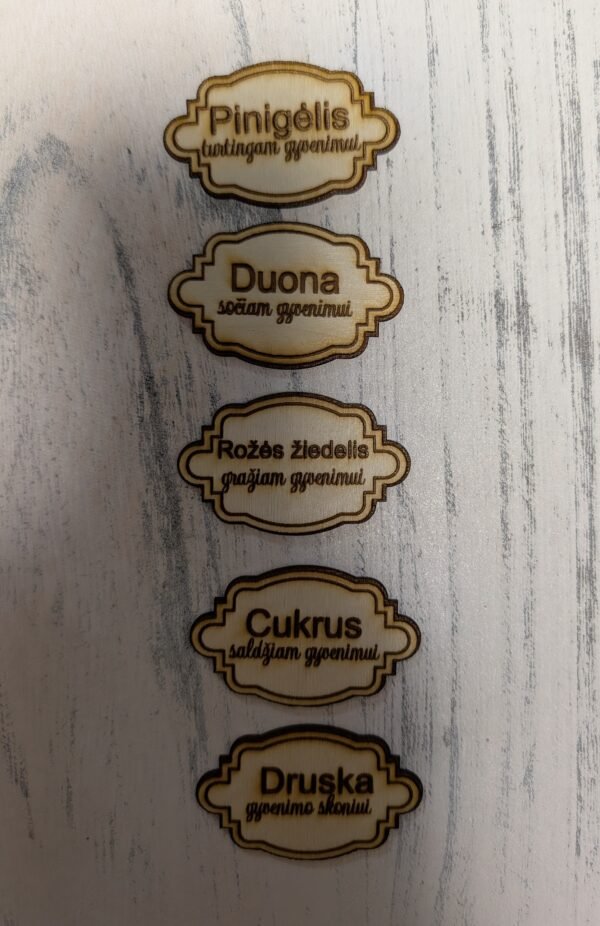 Medinės etiketės su užrašais