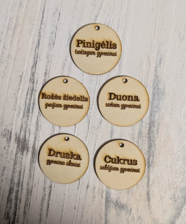 Medinės graviruotos etiketės
