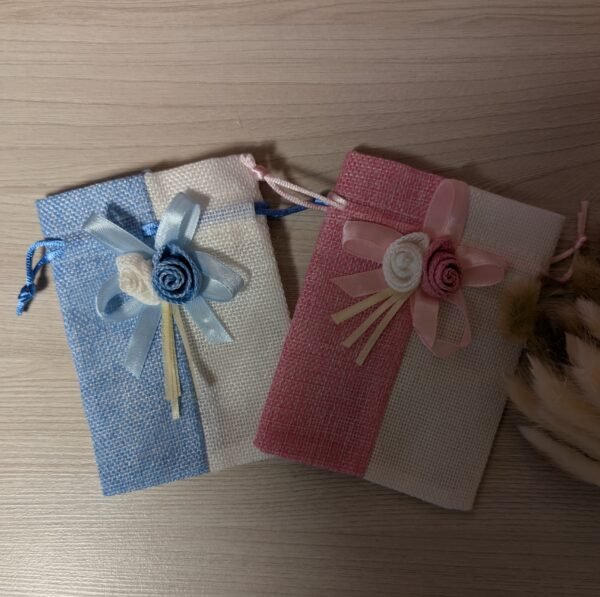 Dekoruotas krikštynų maišelis su rožytėmis