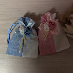 Dekoruotas krikštynų maišelis su rožytėmis