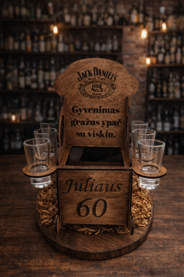 Viskio stovas su stikliukais