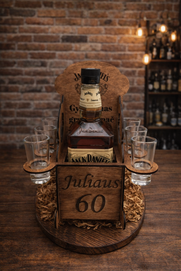 Viskio stovas su stikliukais