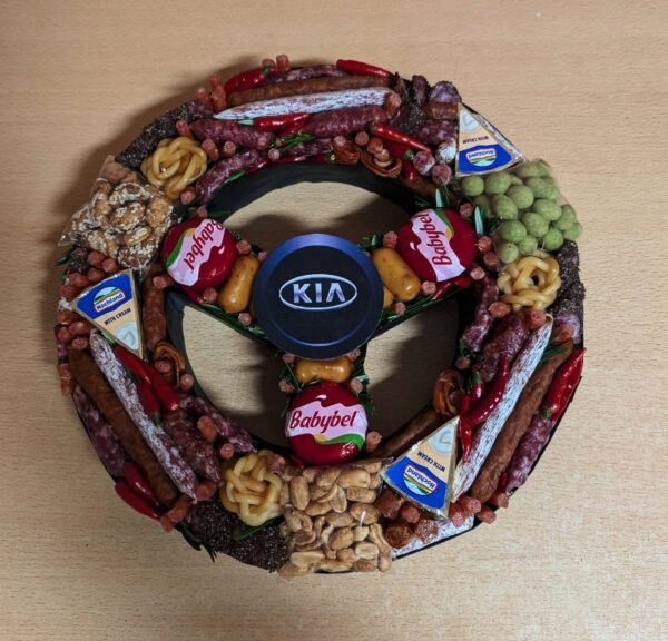 Vyriška užkandžių puokštė „Vairas“ (su pasirinktu automobilio logotipu)