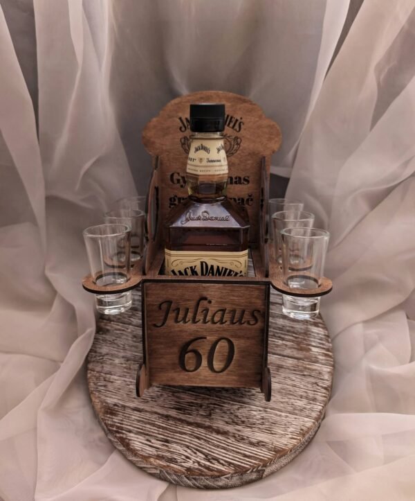 Rankų darbo medinė dovanų dėžutė su taurelėmis