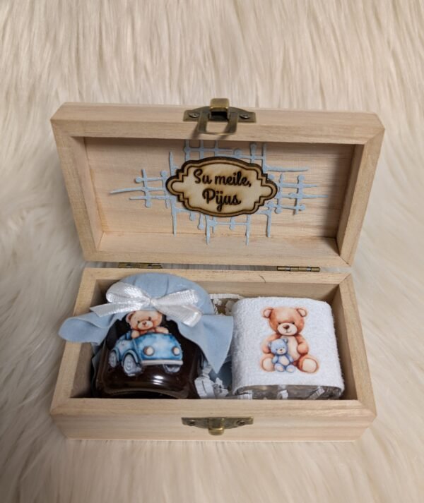 Mini medus – rankų darbo saldainis su aksominiu įpakavimu medinėje dėžutėje