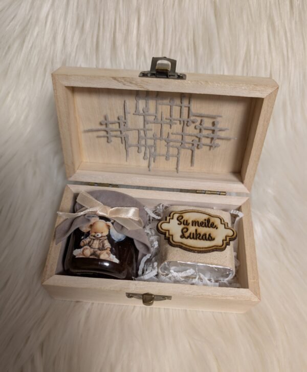 Mini medus – rankų darbo saldainis su aksominiu įpakavimu medinėje dėžutėje