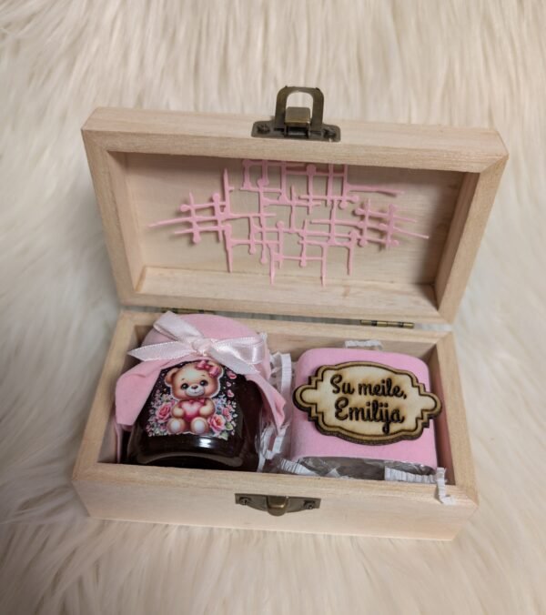 Mini medus – rankų darbo saldainis su aksominiu įpakavimu medinėje dėžutėje