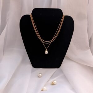 Trijų grandinėlių rinkinys su kaspinėliais ir perlu