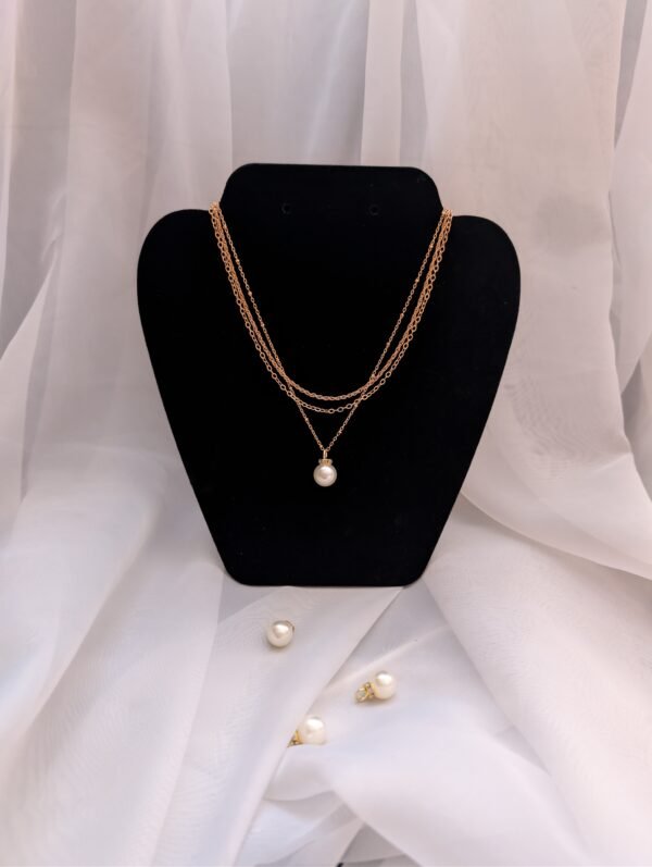 Trijų grandinėlių rinkinys su kaspinėliais ir perlu