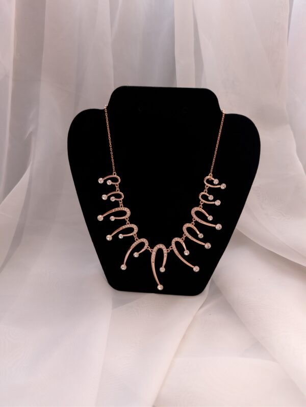 Elegantiškas kaklo papuošalas