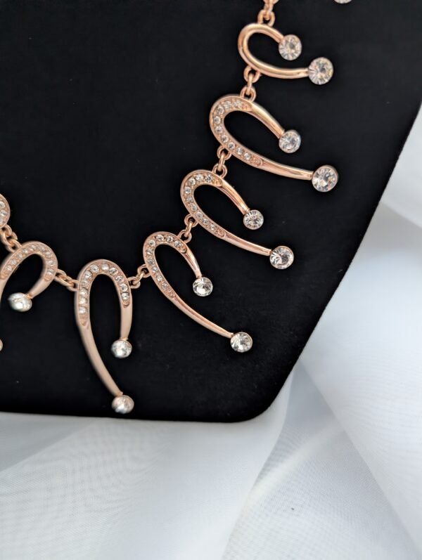 Elegantiškas kaklo papuošalas