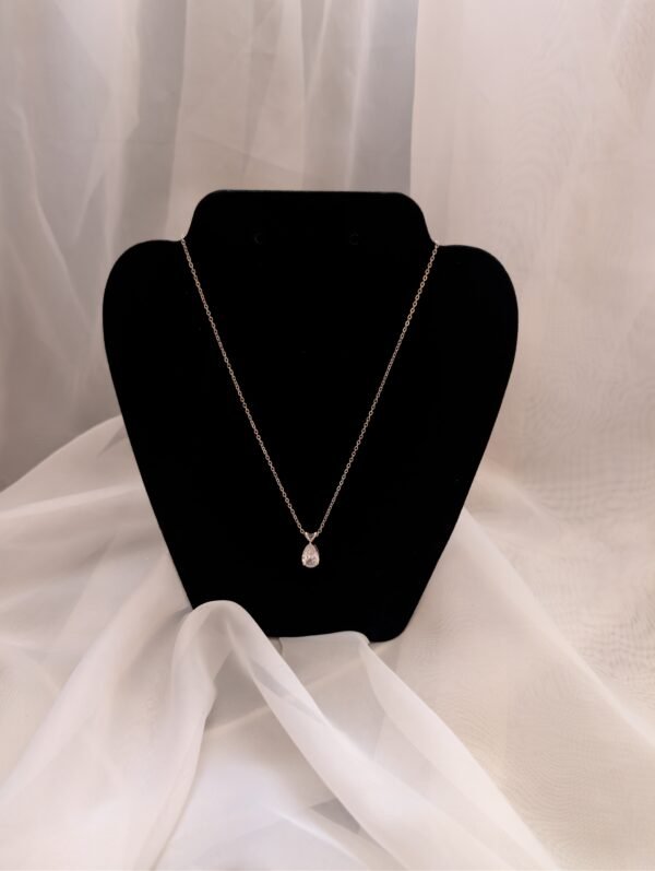 Grandinėlė su lašo formos kristalu