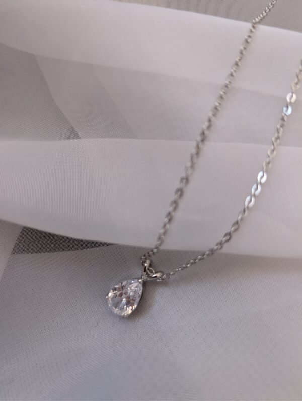 Grandinėlė su lašo formos kristalu