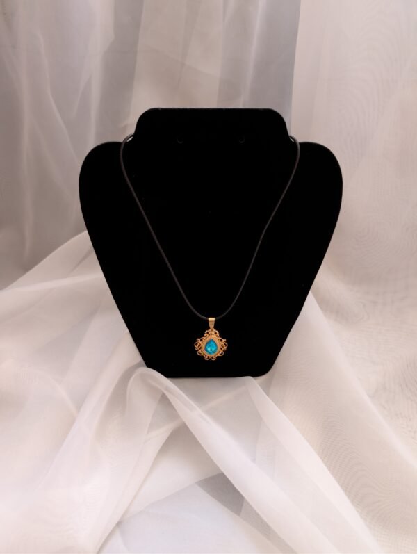 Rankų darbo pakabukas su mėlynu kristalu