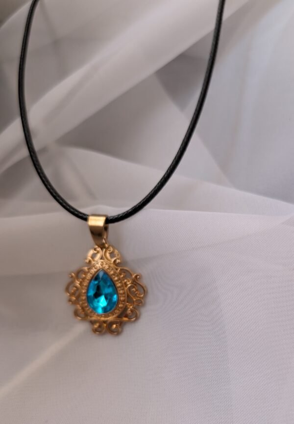 Rankų darbo pakabukas su mėlynu kristalu