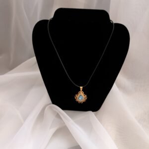 Rankų darbo pakabukas su mėlynu kristalu