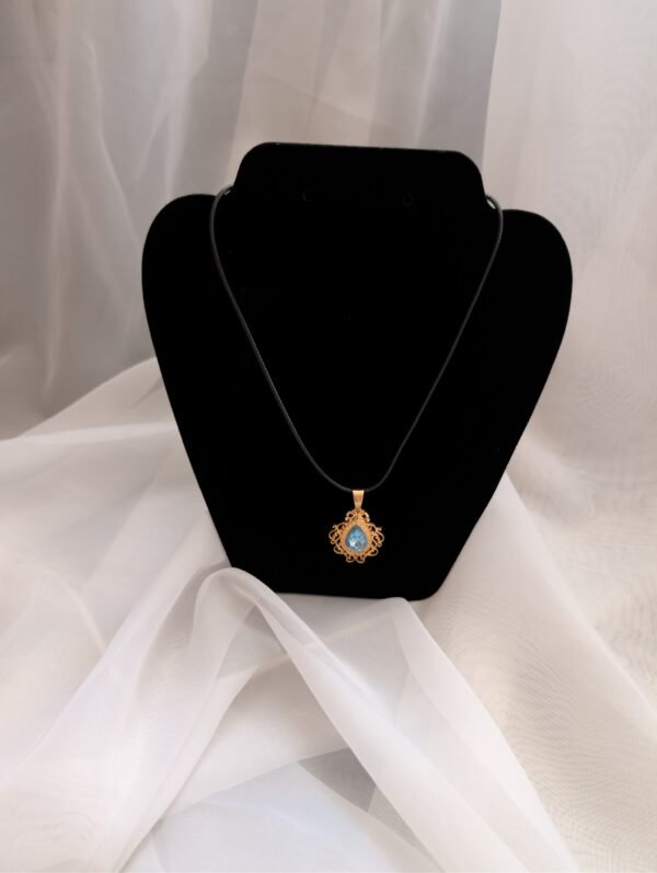 Rankų darbo pakabukas su mėlynu kristalu