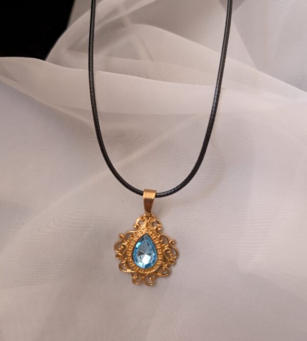 Rankų darbo pakabukas su mėlynu kristalu